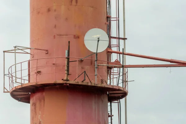 Műholdas Antenna Telekommunikáció Telekommunikációs Torony Fehér Tiszta Másolja Helyet — Stock Fotó