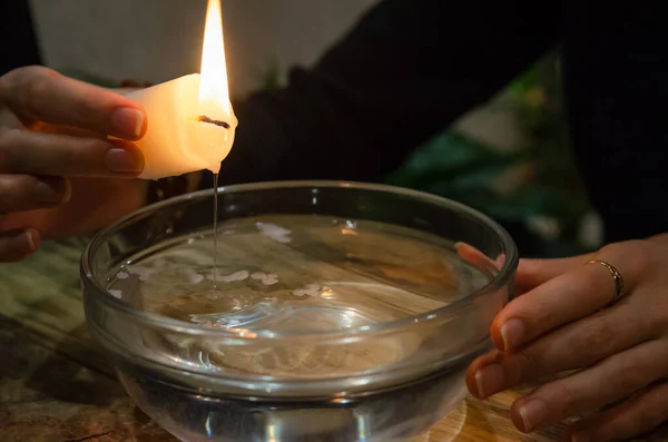 Ποτίζει Ένα Κερί Στο Νερό Έννοια Της Μαγείας Μαντεία — Φωτογραφία Αρχείου