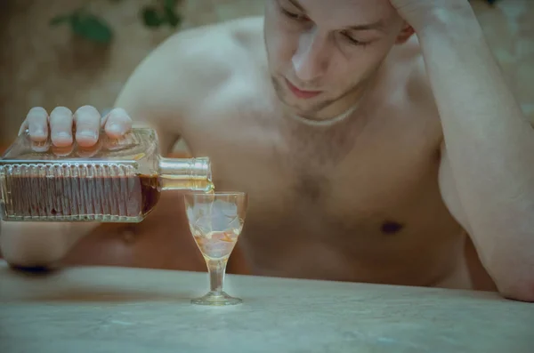 Alcoólico Homem Mesa Deita Álcool Num Copo Hábito Perigoso Conceito — Fotografia de Stock