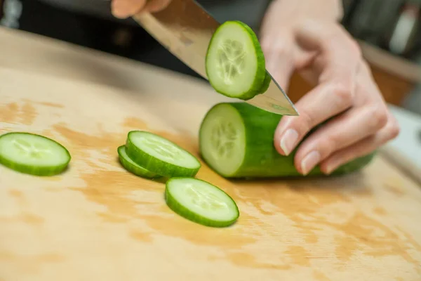 Las Manos Las Mujeres Cortan Pepino Fresco Círculos Tablero Madera — Foto de Stock