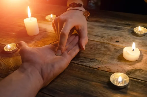 Adivino Mujer Lee Las Líneas Mano Hombre Predice Futuro Las —  Fotos de Stock