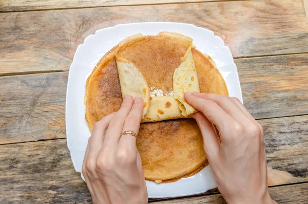 Femme Écarte Une Crêpe Avec Remplissage Fromage Cottage Tord Dans — Photo