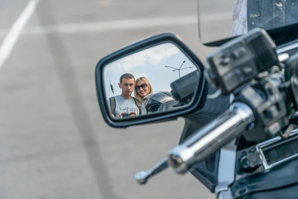 Vista Espelho Motocicleta Com Reflexo Casal — Fotografia de Stock