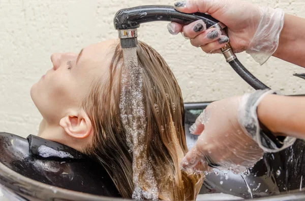 Blonde Beauty Salon Process Washing Hair Paint Barber Shop Washing — Stock Photo, Image