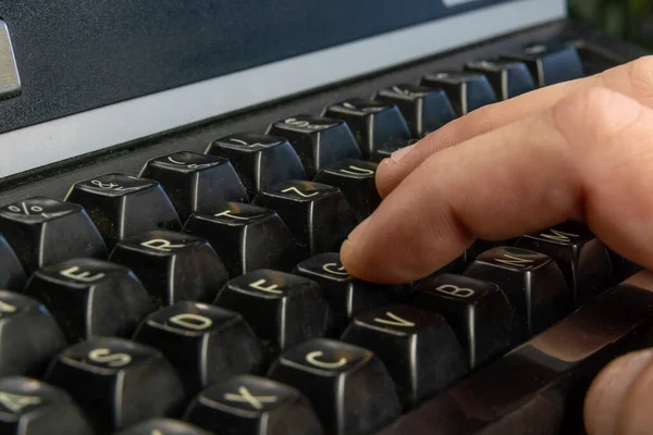 Mãos Dos Homens Estão Digitando Uma Velha Máquina Escrever Preta — Fotografia de Stock