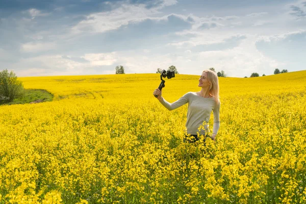 Gadis Pirang Cantik Muda Film Dirinya Menggunakan Steadicam Dalam Bidang — Stok Foto