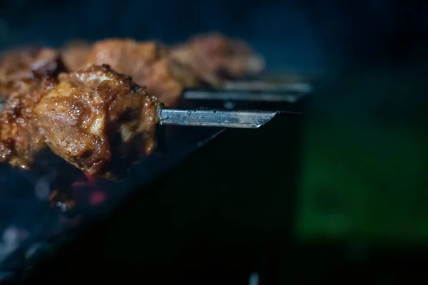 Close Kebab Grelhado Espetos Grelha Noite Espaço Cópia — Fotografia de Stock