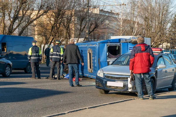 Güneşli bir günde, şehirde bir kaza oldu. Otobanda ters dönmüş minibüs mavisi. Polis arabayı inceliyor, bir protokol hazırlıyor..