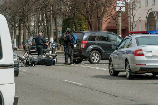 市内の事故 壊れたオートバイと車 交通事故の登録 交通事故 警察車 人々による渋滞 — ストック写真