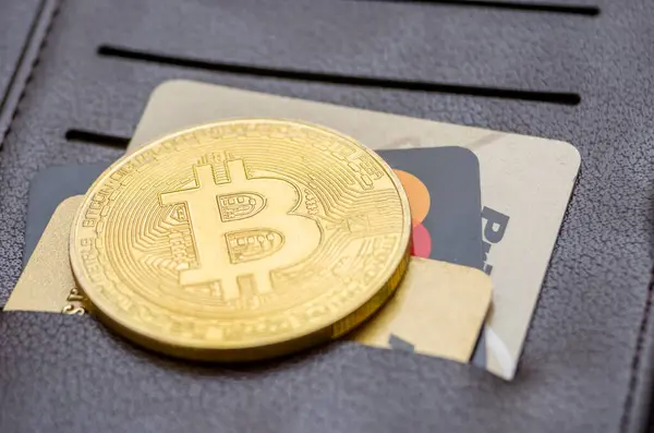 Geldbörse Mit Goldenem Bitcoin Und Kreditkarten Auf Schwarzem Hintergrund Nahaufnahme — Stockfoto