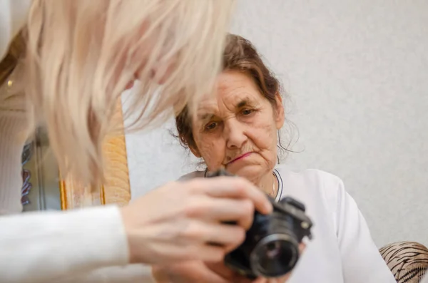 Jong Blond Meisje Toont Foto Een Camera Naar Een Oudere — Stockfoto