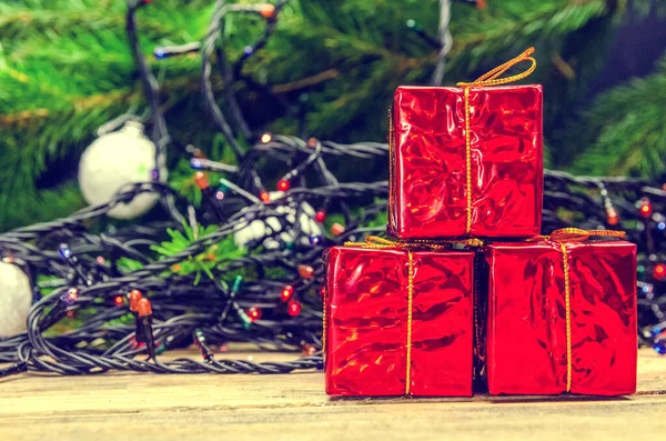 Hermoso Fondo Navidad Pequeñas Cajas Regalo Rojas Fondo Árbol Navidad — Foto de Stock