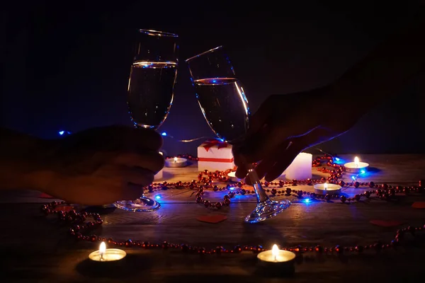 Pareja Joven Con Copas Champán Las Manos Cerca Cena Romántica — Foto de Stock