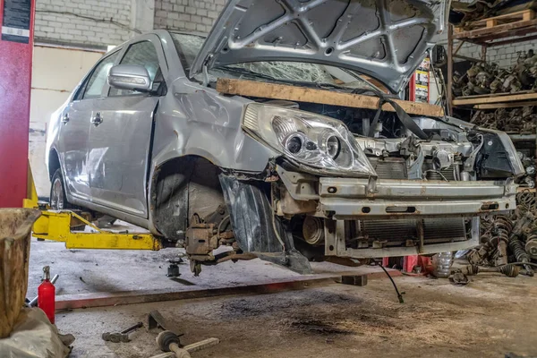 Primer Plano Coche Gris Con Una Capucha Abierta Ascensor Después — Foto de Stock