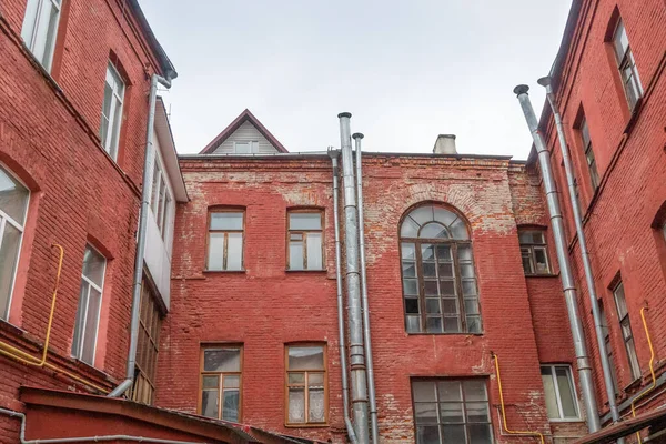 Старое Здание Красного Кирпича Канализационной Трубой — стоковое фото