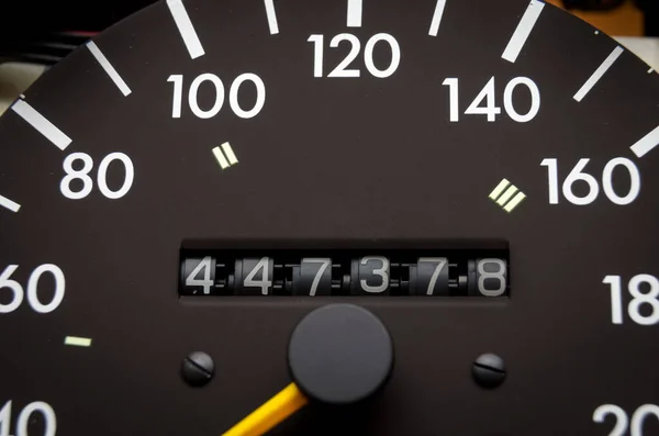 汽车速度计的近照 汽车仪表盘 仪表板详细说明 附有指示灯 仪表盘上有速度计 速度计 速度计 里程计 车的细节 现代内陆 — 图库照片