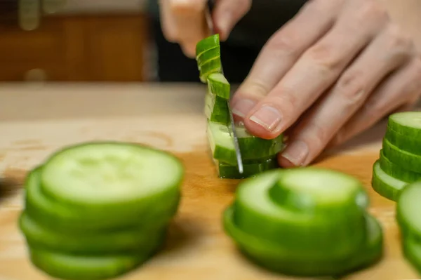 Las Manos Las Mujeres Cortan Pepino Fresco Palos Tablero Madera — Foto de Stock