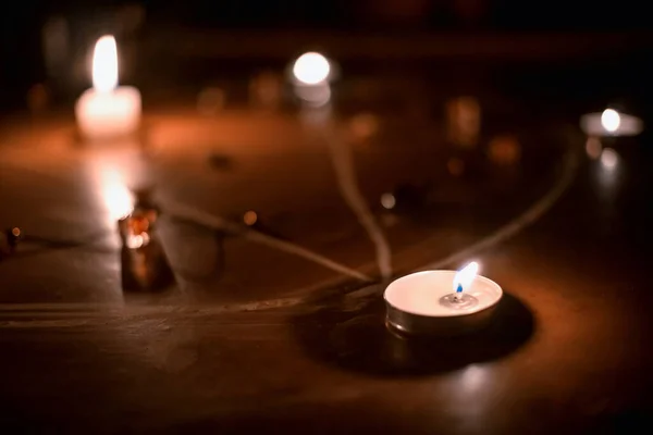 Pentagrama Pintado Chão Velas São Acesas Miçangas Estão Deitadas Conchas — Fotografia de Stock