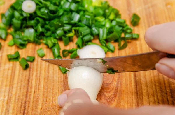 Manos Femeninas Picando Cebolla Verde Con Cuchillo Primer Plano Madera — Foto de Stock