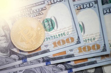Dolar banknotları ve arka planda bitcoin 