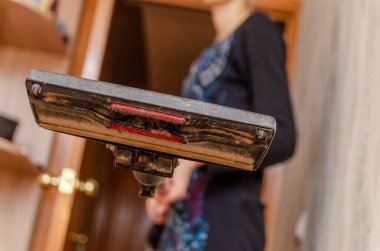 Elektrik süpürgesinin dibini çöplerle kaplamak, bir kızın ellerinde toz...
