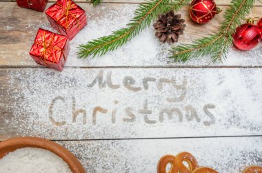 Noel ya da yeni yıl konsepti. Un metni ve sofrada Noel süsü, kurabiyeler, bir kase un.