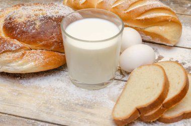 Bir bardak süt, somun, iki yumurta ve un.