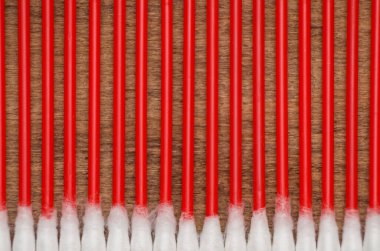 Pamuklu çubukların arka planı kırmızı, makro