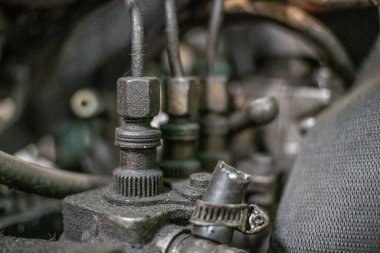 Kullanılmış yedek parçalar, sökülme. Eski araba parçaları gelecekteki kullanım için uygun. Arabalardan farklı yedek parçalar. Arabadaki yedek parçaların satışı.