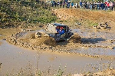 Krugloe, Belarus-6 Ekim 2018: Su ve çamur üzerinde off-road araçları