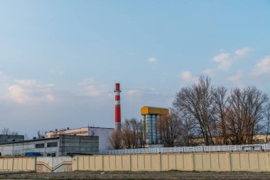 Mavi arka planda kırmızı ve beyaz eski tuğla endüstriyel boru. Endüstri konseptinin eski imajı. Ekoloji, endüstriyel yenilenme, küreselleşme.