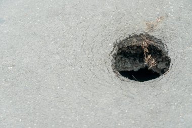 Asfalttaki yuvarlak delik, boşluğu kopyala