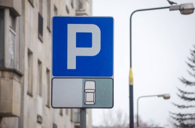 Park tabelası. Araçlar şehirlerde çok fazla yer kaplıyor. Metropolis 'in park sorunları. Arabalar, emisyon ve çevre kirliliği nedeniyle kentsel ekoloji açısından en büyük sorun haline geldi.