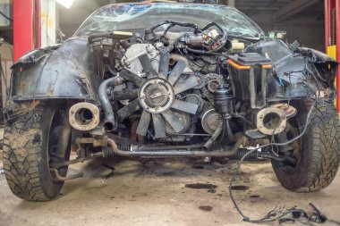 Otomobil montajındaki kazadan sonra yarı parçalanmış bir araba. Araba servisi kavramı, otomatik montaj, kullanılan otomobil parçaları