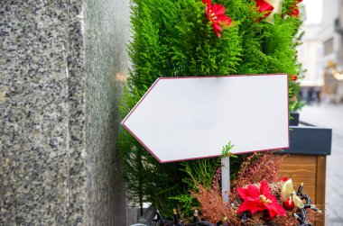 Eski bir Avrupa şehrinde kış tatili boyunca yazılı kafe tabelası