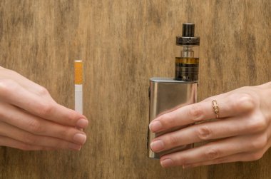 Bir kızı kollarında tutan sigara ve sigara.