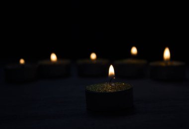 Ahşap arkaplanda mum yakmak