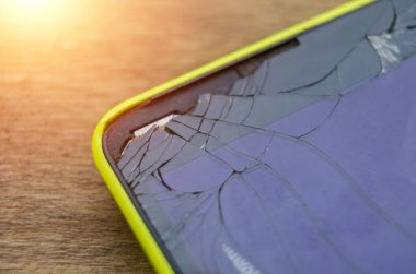 Sarı bir cep telefonunun işaret fişeğiyle çekilmiş makro fotoğrafı.