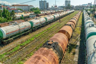 Batumi, Georgia-4 Temmuz 2019: tren istasyonunda kargo tankı treni. Yük trenlerini park etmek. Deposunda konteynır bulunan yük treni platformu ihracat lojistiği için kullanılır..