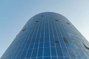 Günbatımında akşam ışığında mercek filtre efektiyle modern gökdelenlerin görüntüsü