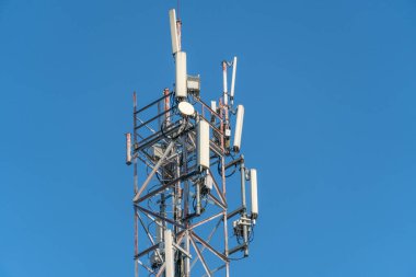 Mobil iletişim kulesi mavi gökyüzüne yakın çekim