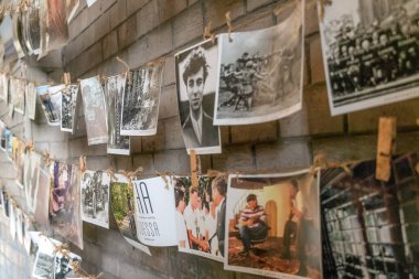 Odessa, Ukrayna-17 Ağustos 2019: Ünlü insanların eski kağıt resimleri Odessa 'nın avlularından birinin duvarında asılı.