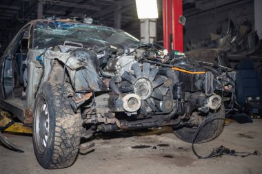 Otomobil montajındaki kazadan sonra yarı parçalanmış bir araba. Araba servisi kavramı, otomatik montaj, kullanılan otomobil parçaları