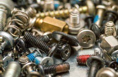 çivi ve vida ve fındık iş için, metal küçük parçalar, onarım için çok küçük ve yeni olmayan eşyalar, çalışma arka planı, gün ışığı