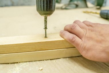 Erkek eller tahta blokları tornavidayla tahtaya vidalayabilir.