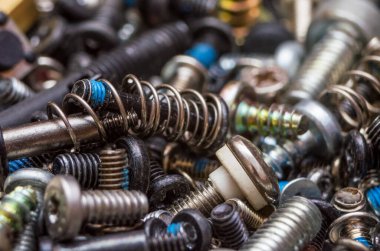 çivi ve vida ve fındık iş için, metal küçük parçalar, onarım için çok küçük ve yeni olmayan eşyalar, çalışma arka planı, gün ışığı