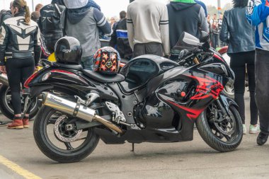 Mogilev, Belarus - 24 Nisan 2019: Bir sürü motosiklet ve motorcu. Motoseason açılışı.