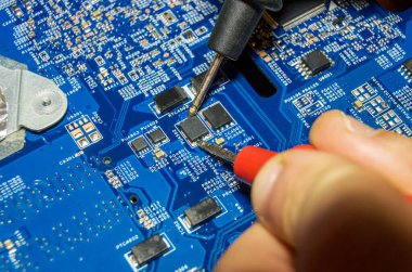 Renkli elektronik pano ve eski dizüstü bilgisayarda tamir aletleri, canlı bir konsept.