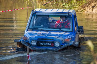 Krugloe, Belarus-6 Ekim 2018: Su ve çamur üzerinde off-road araçları