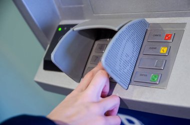 ATM / banka makine tuş takımında el kamerasının PIN / geçiş kodunu girerken görüntüsü